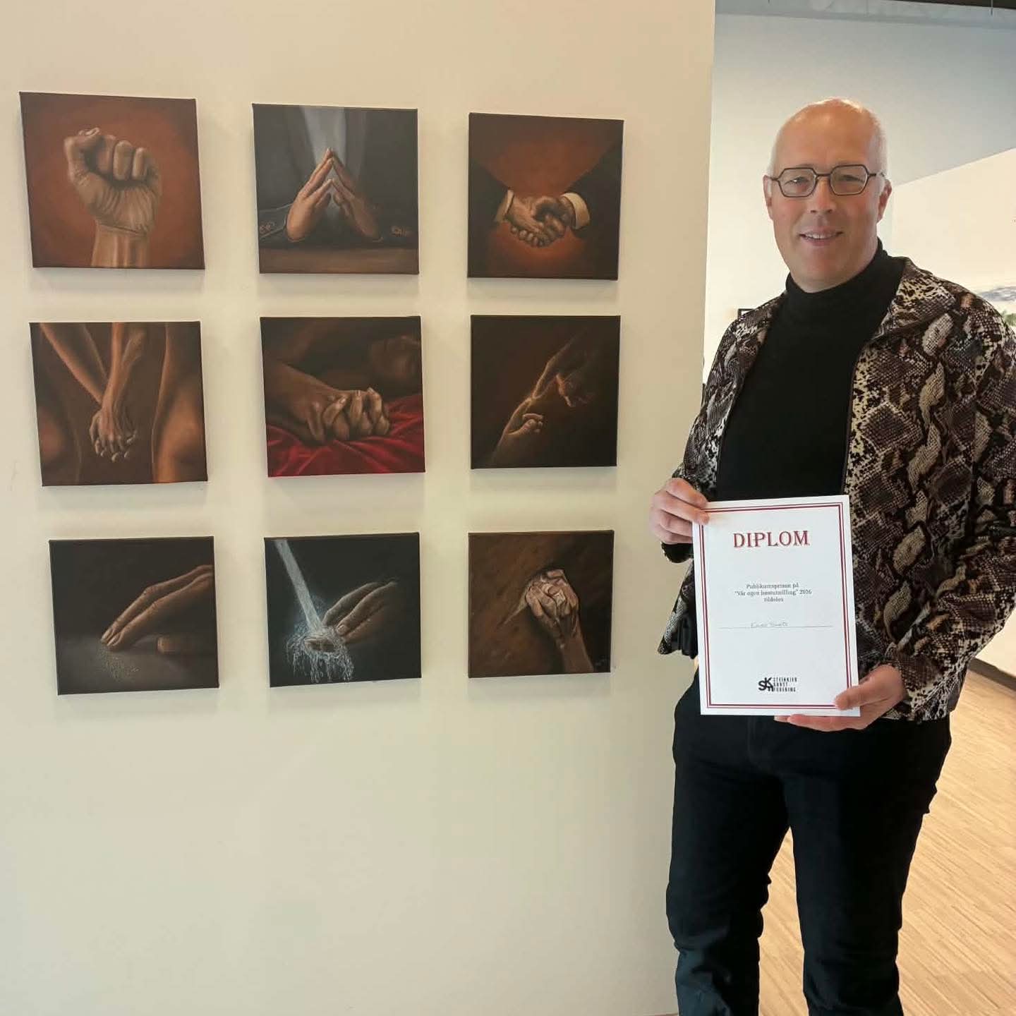Enno Swets with the Public Choice Award diploma in front of the Tactile installation at Vår Egen Høstutstilling 2026